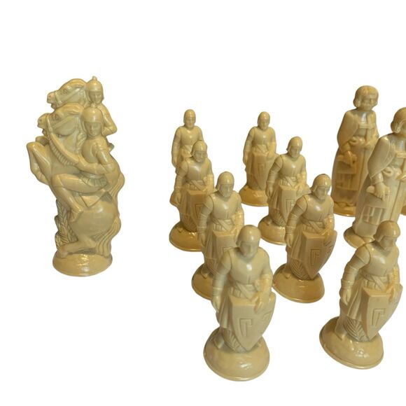 Edwin S Lowe Renaissance Plastic Felt Bottom Chessmen Vintage 32 Pieces - Picture 6 of 13